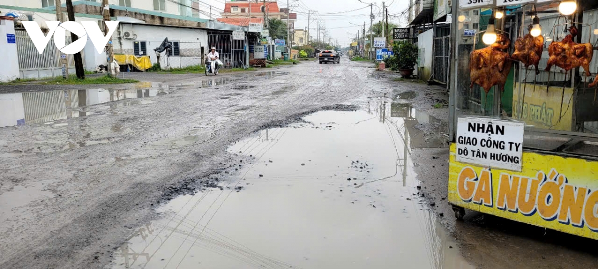 Mỗi ngày hàng nghìn công nhân tỉnh Đồng Tháp phải đi tuyến đường sình lầy